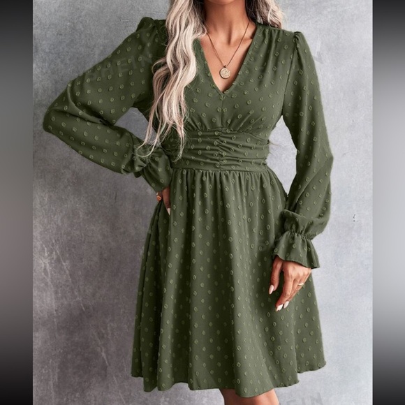NWOT Elegant Green Long Sleeve Dress - Picture 3 of 3
